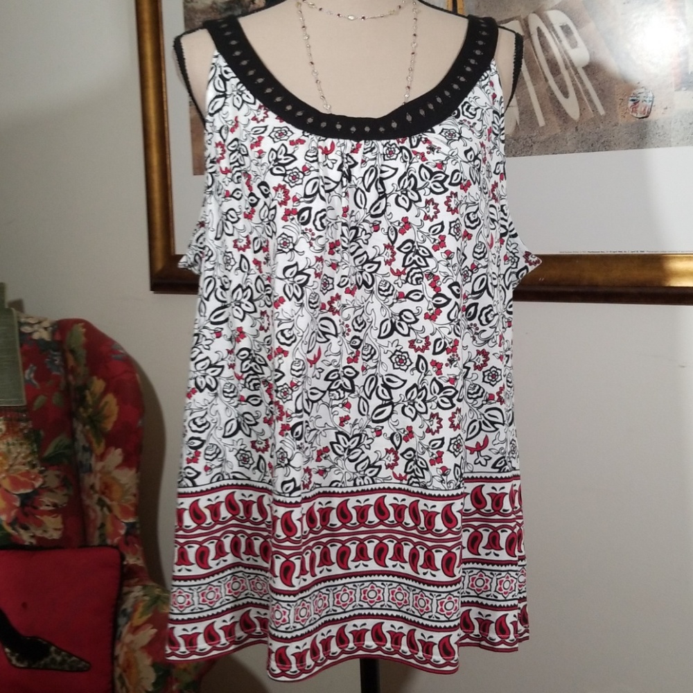 Style & co. Sleeveless floral pattern top. Size XL
